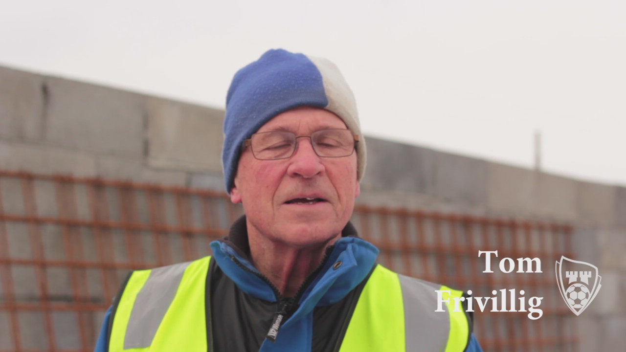 Frivillige bygger ny tribune